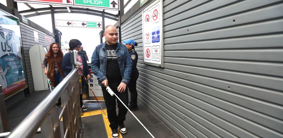 IMSS desarrolla dispositivo inteligente para personas con discapacidad visual