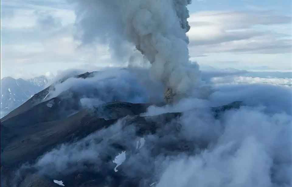 Entra volcán ruso en erupción por primera vez en siglos